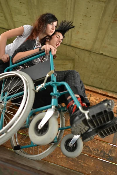 Punk jongen in een rolstoel — Stockfoto
