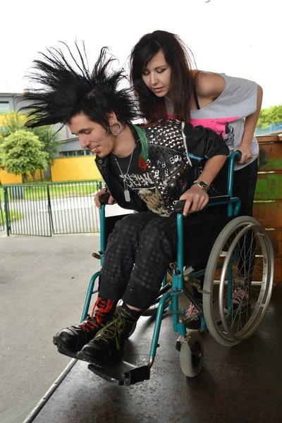 Punk çocuğa tekerlekli sandalye — Stok fotoğraf