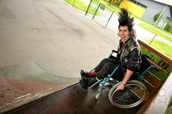 Punk boy em uma cadeira de rodas — Fotografia de Stock