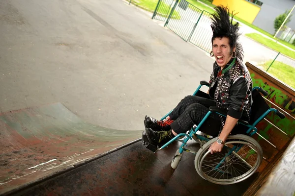 Punk ragazzo in un sedia a rotelle — Foto Stock