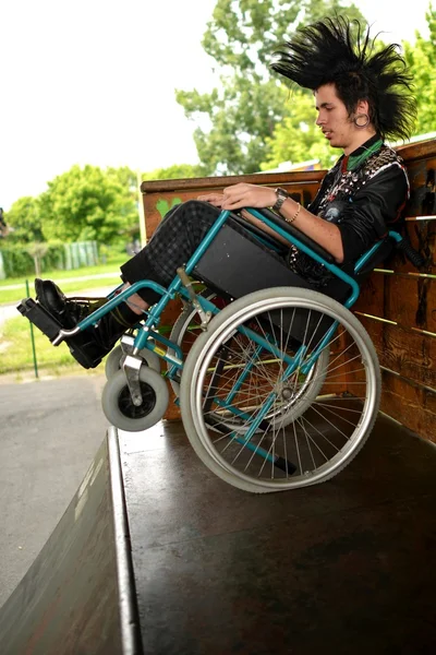 Punk boy dans un fauteuil roulant — Photo