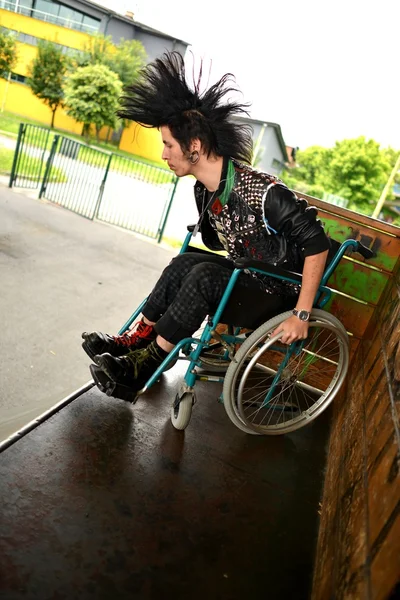 Punk boy em uma cadeira de rodas — Fotografia de Stock