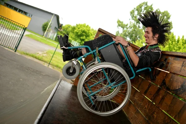 Punk chłopak na wózku inwalidzkim — Zdjęcie stockowe