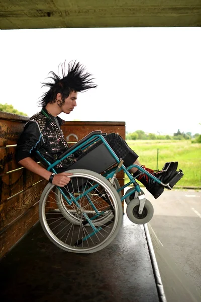 Punk chico en una silla de ruedas —  Fotos de Stock