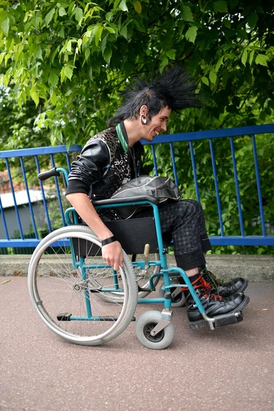 Punk jongen in een rolstoel — Stockfoto