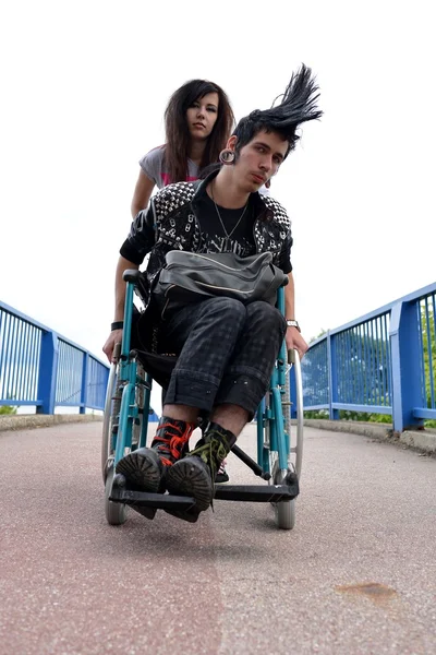 Punk boy dans un fauteuil roulant — Photo