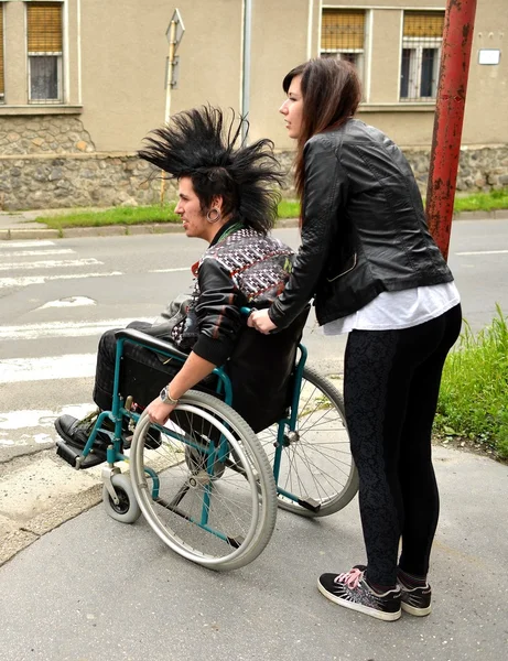 Πανκ αγόρι σε μια αναπηρική καρέκλα — Φωτογραφία Αρχείου