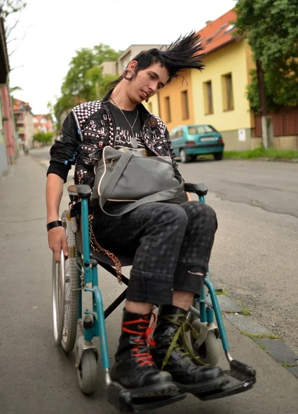 Punk pojke i rullstol — Stockfoto