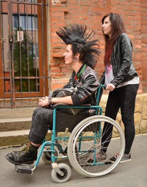 Punk jongen in een rolstoel — Stockfoto