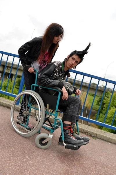 Punk ragazzo in un sedia a rotelle — Foto Stock