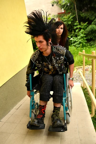 Punk boy em uma cadeira de rodas — Fotografia de Stock