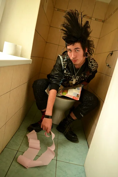 Punk boy in the toilet — Stock Photo, Image