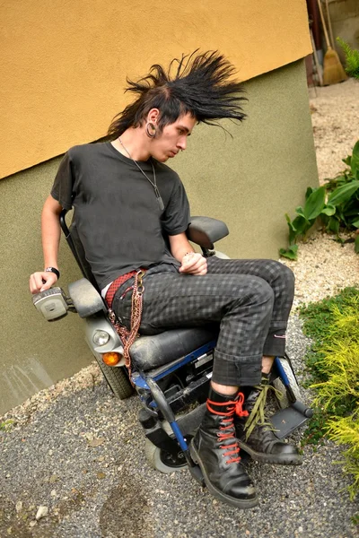 Punk chico en una silla de ruedas — Foto de Stock