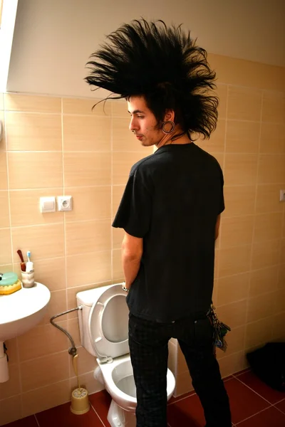 Punk jongen in het toilet — Stockfoto