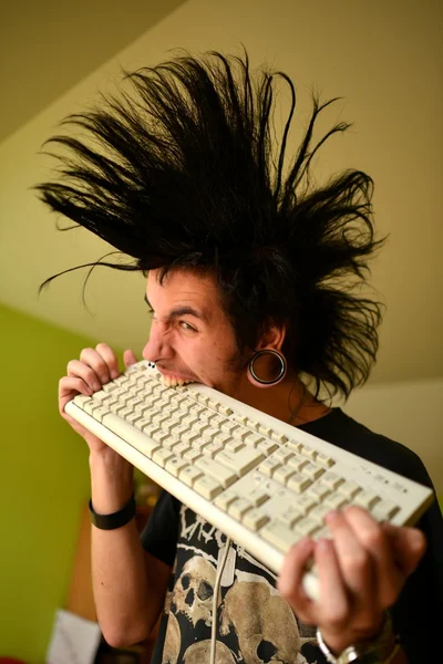 Панк-мальчик с клавиатурой — стоковое фото