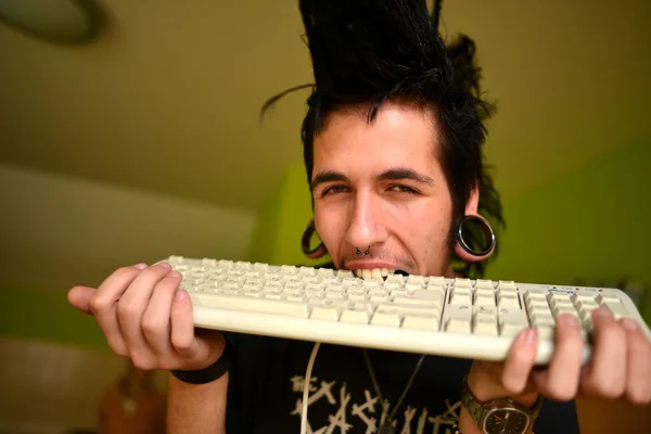 Punk menino com teclado — Fotografia de Stock