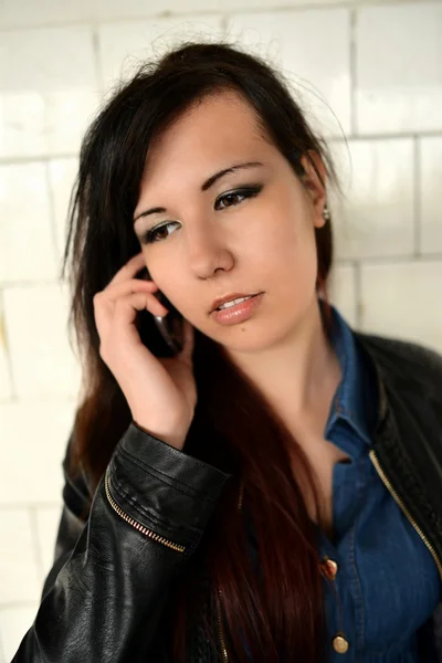 Красивая молодая девушка с телефоном — стоковое фото