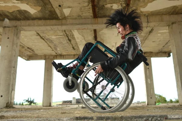 Punk pojke i rullstol — Stockfoto