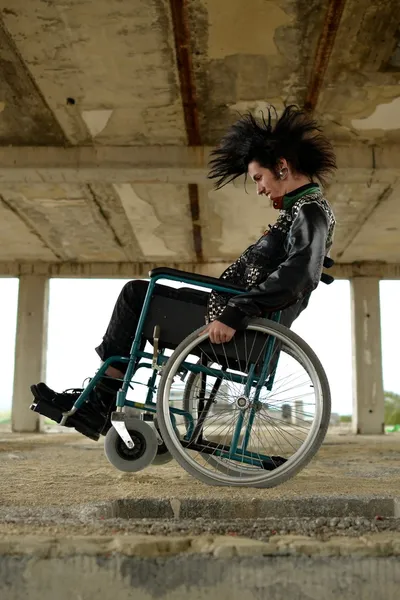 Punk chico en una silla de ruedas — Foto de Stock