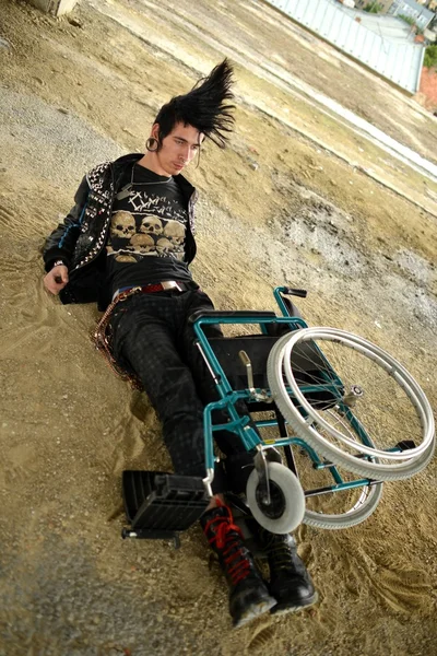 Панк-мальчик и инвалидное кресло — стоковое фото