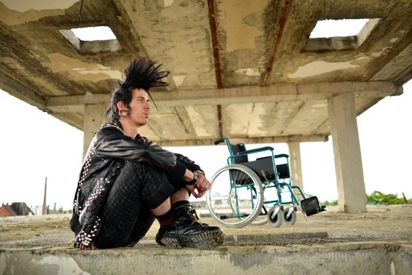 Punk jongen en rolstoel — Stockfoto