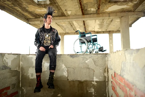Punk menino e cadeira de rodas — Fotografia de Stock