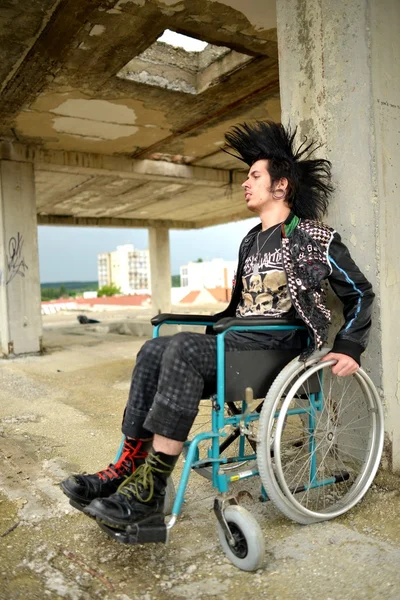 坐在轮椅上的朋克男孩 — 图库照片