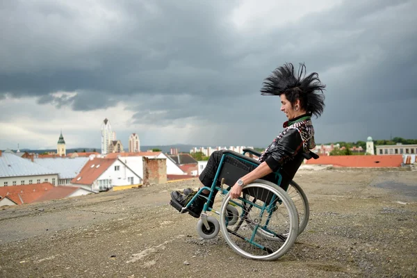 Punk pojke i rullstol — Stockfoto