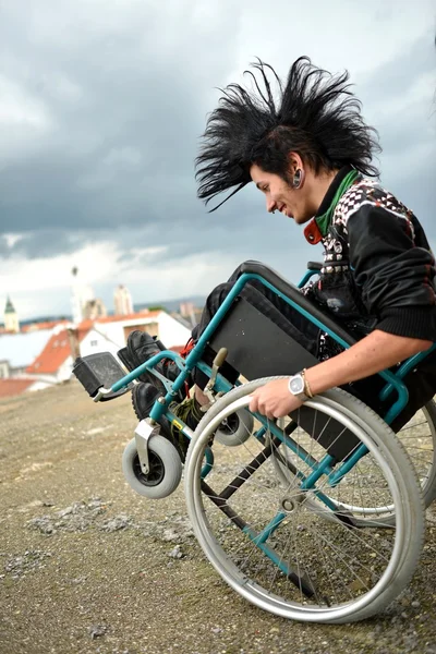 Punk çocuğa tekerlekli sandalye — Stok fotoğraf