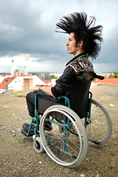 Punk chłopak na wózku inwalidzkim — Zdjęcie stockowe