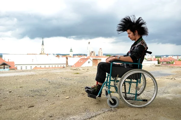 Punk boy em uma cadeira de rodas — Fotografia de Stock