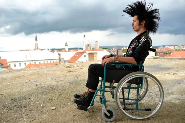 車椅子のパンク少年 — ストック写真