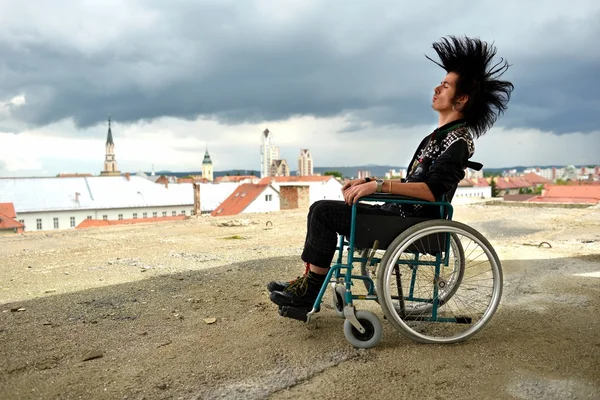 Punk boy dans un fauteuil roulant — Photo