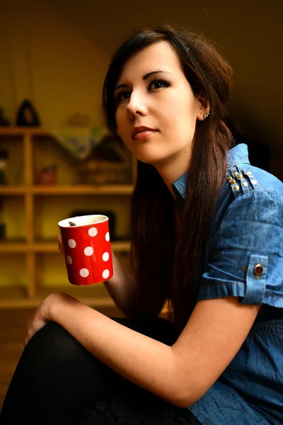 Chica estilo punk con taza — Foto de Stock