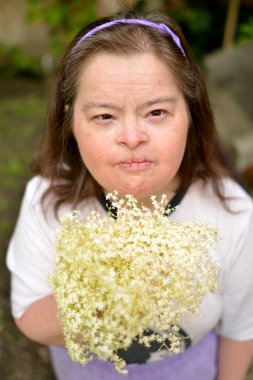 Down sendromlu kadın çiçekler