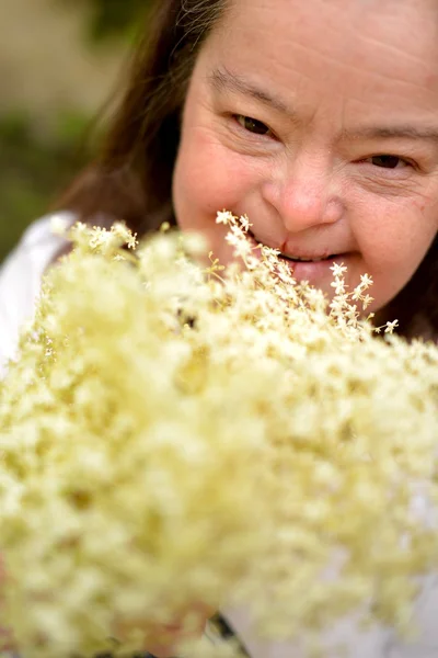 Sindrome di Down donna con fiori — Foto Stock