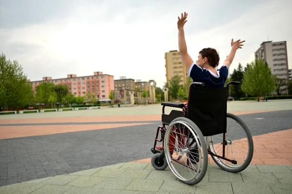 Behinderter Mann im Rollstuhl Stockbild