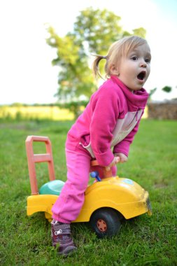 küçük bir araba içinde sevimli kız