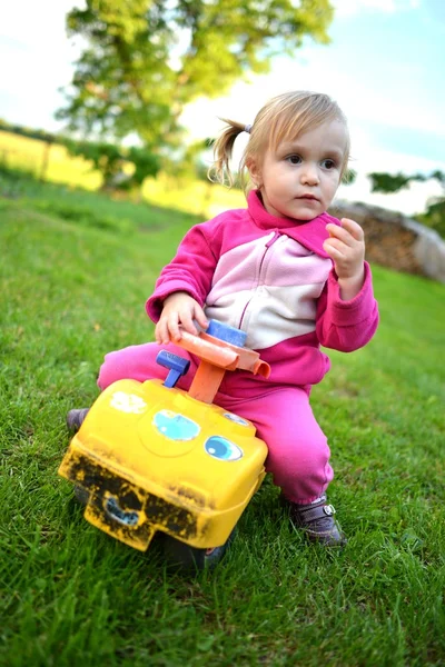 Cute girl to mały samochód — Zdjęcie stockowe