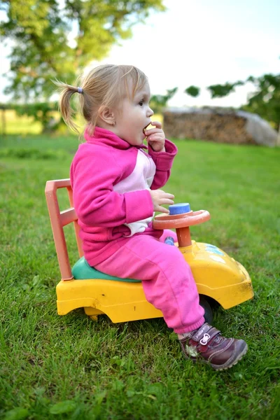 Cute girl to mały samochód — Zdjęcie stockowe