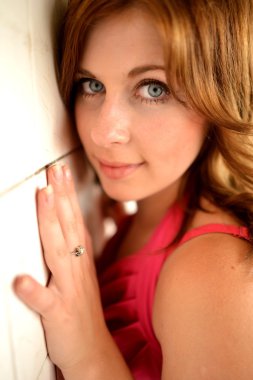 pembe elbiseli seksi Bayan