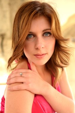 pembe elbiseli seksi Bayan