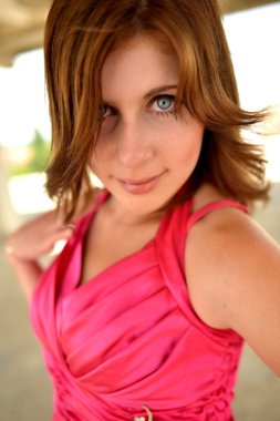 pembe elbiseli seksi Bayan