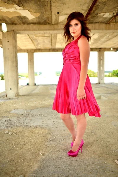 A rózsaszín ruha szexi hölgy — Stock Fotó