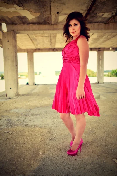 Sexy dame in roze jurk — Stockfoto