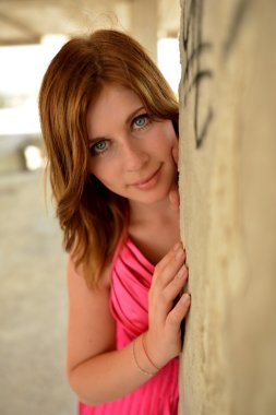 pembe elbiseli seksi Bayan