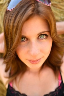 pembe elbiseli seksi Bayan