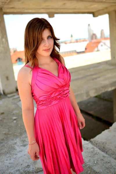 Sexy Dame im rosa Kleid — Stockfoto