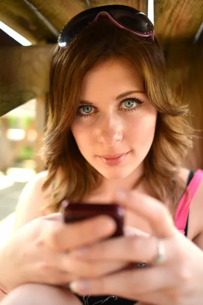 Woman outdoors with mobile phone — Stock Photo, Image