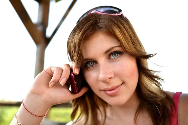 Mulher ao ar livre com telefone móvel — Fotografia de Stock